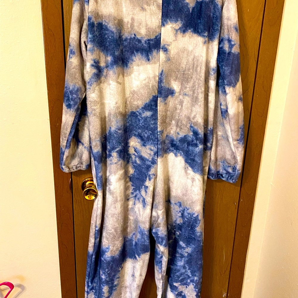 Very comfortable and very warm!! Only worn once!